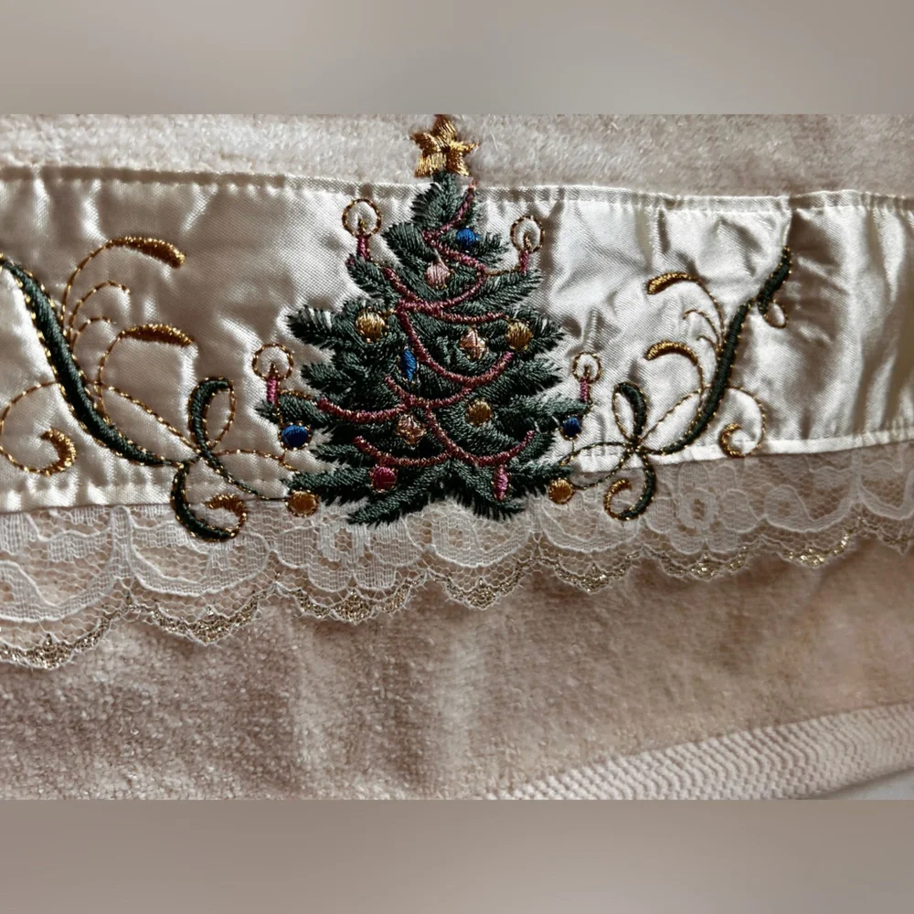 Made in USA lot Of 3 Vintage Cream Christmas Tree towels. sparkling condition